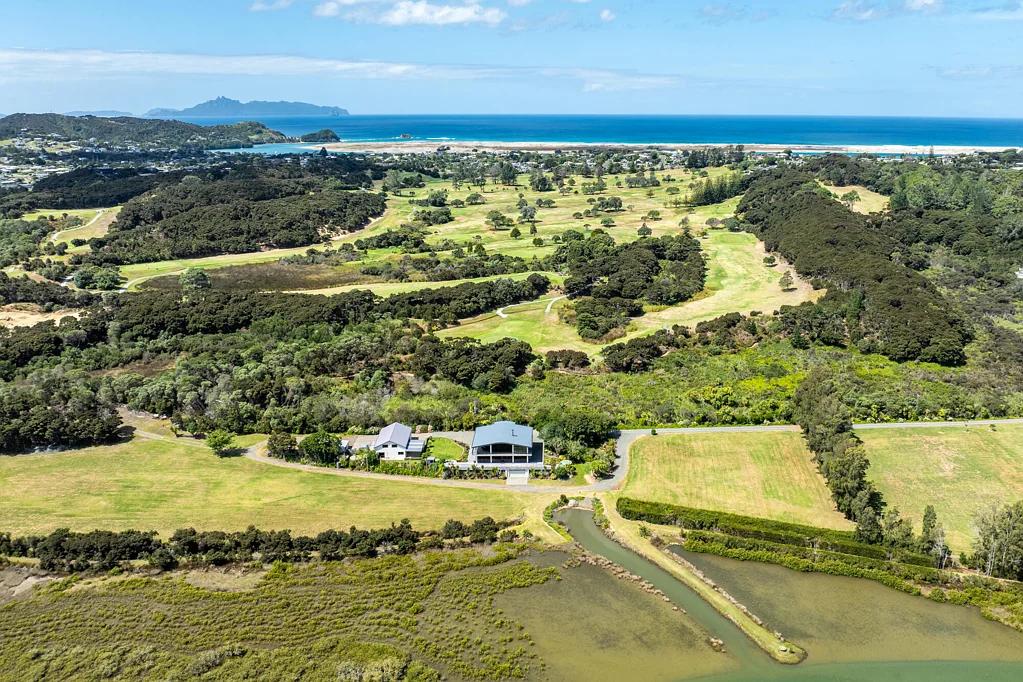 Mangawhai Heads 3Habitaciones Waterfront Sanctuary with Pitch and Putt Potential