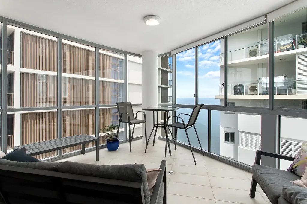 Woody Point 2ਬੈੱਡਰੂਮ Seaside Sophistication with Bay Views