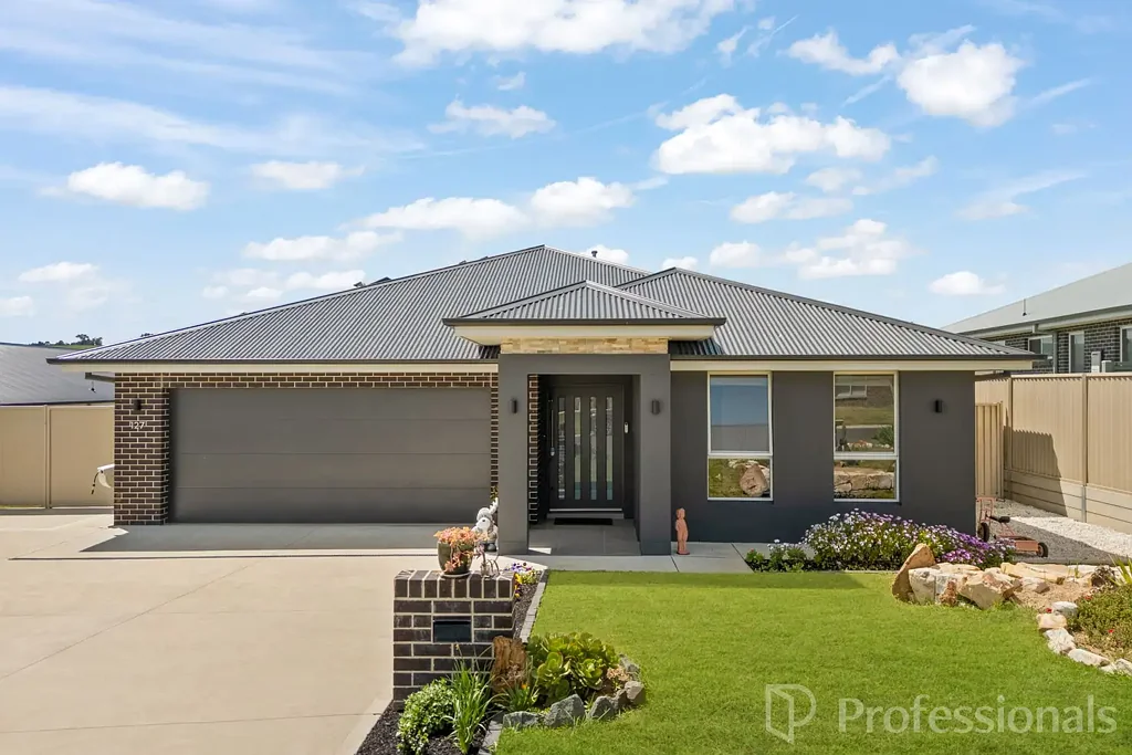 Kelso 4Kwarto Quality Family Home with Exceptional Side Access