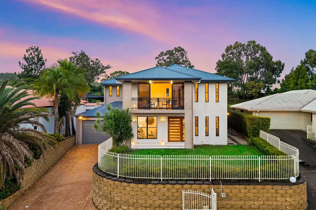 Mount Gravatt East 4Zimmer 940sqm Dual Access Resort Style Home with Huge Shed, 4 Living Areas & Elevated Treetop Views