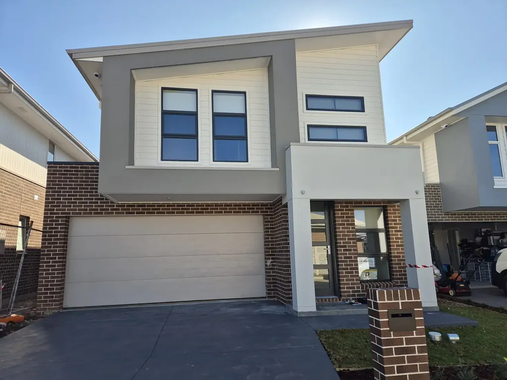 Brand new 5 Bedroom house with walking distance to station