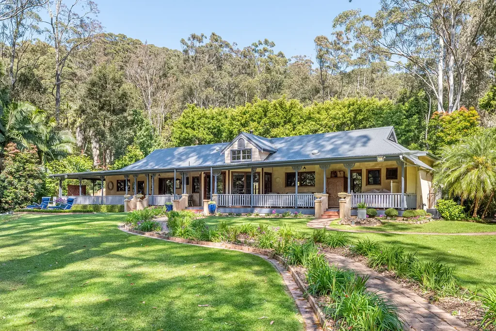 Holgate 4ห้องนอน A Single-Level Homestead on 2.5 Acres of Manicured Grounds and Timeless Charm