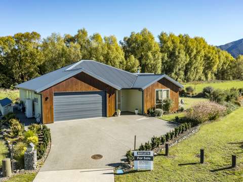 Hanmer Springs 3房  Reserve frontage and mountain views! ‘As new’