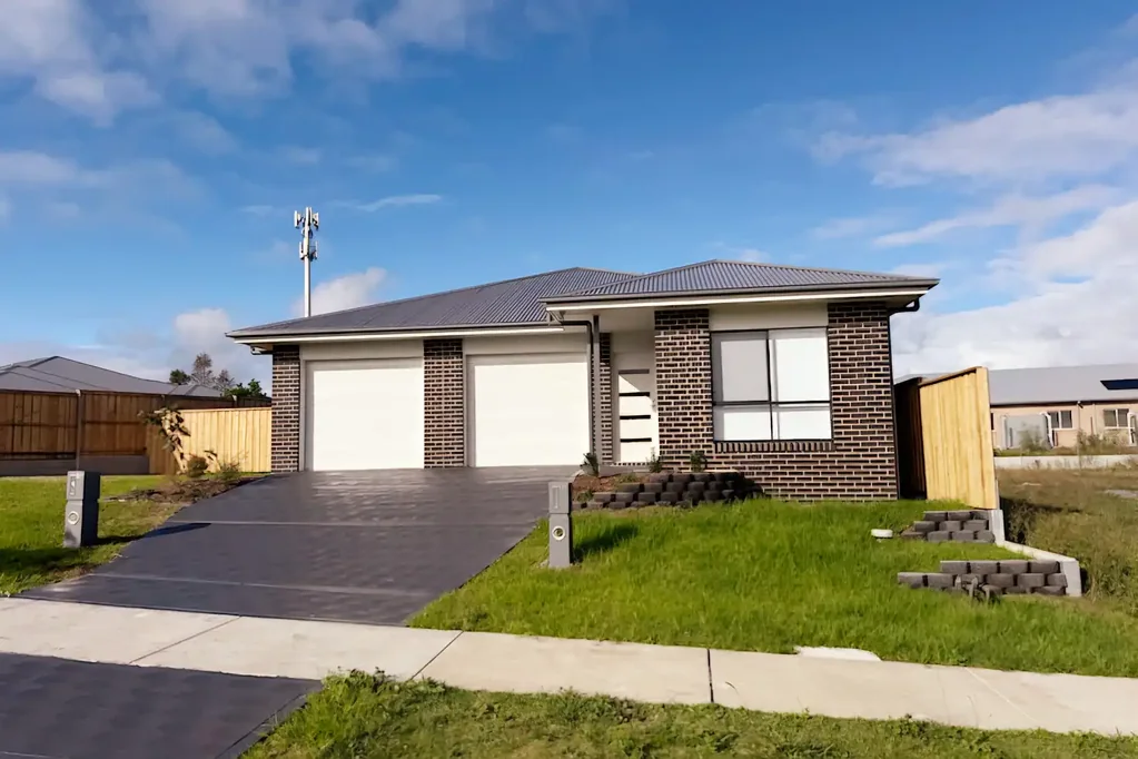 CHISHOLM - LUXURY NEAR-NEW HOME