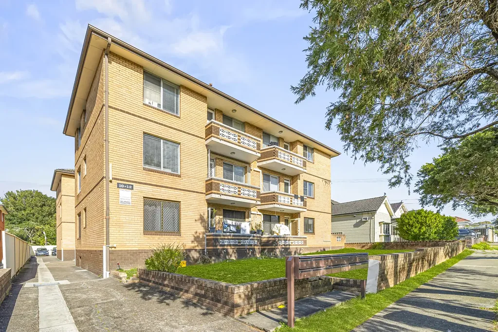 Wiley Park 2Zimmer Well-maintained residence sitting in super rare price point