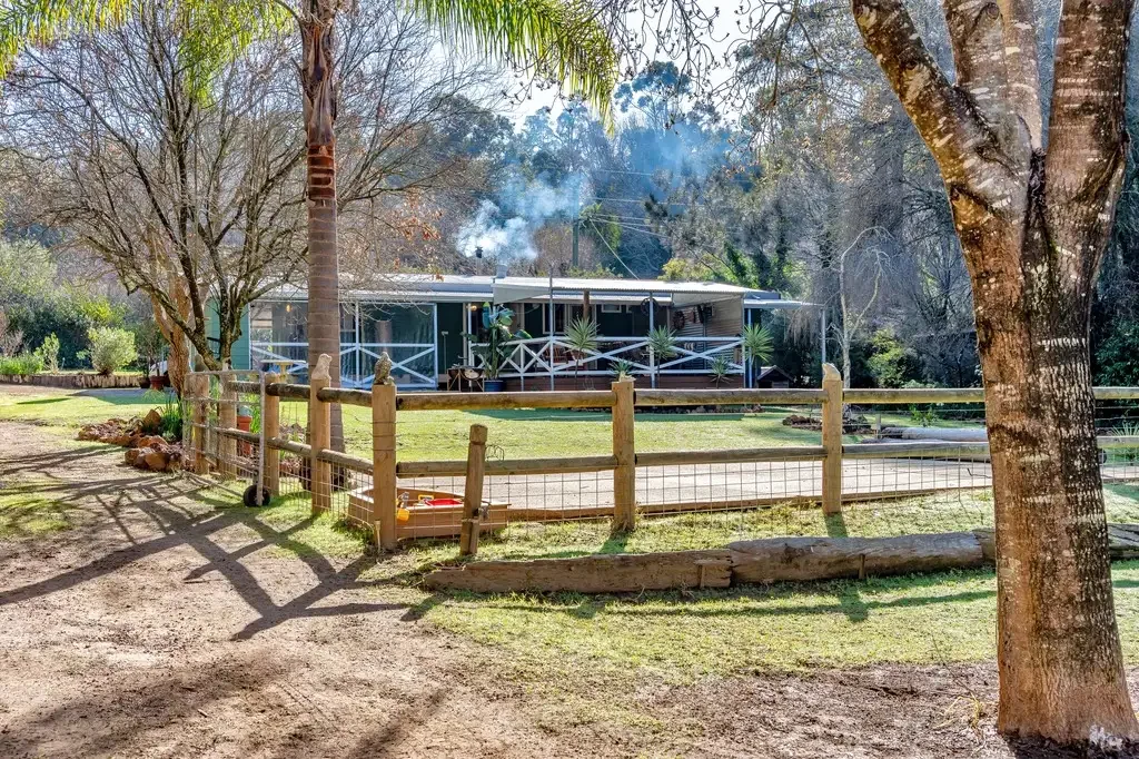 Dwellingup 3房  COUNTRY ACREAGE IN PICTURESQUE HOLYOAKE