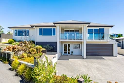 18 Pleasant Way, Matakatia