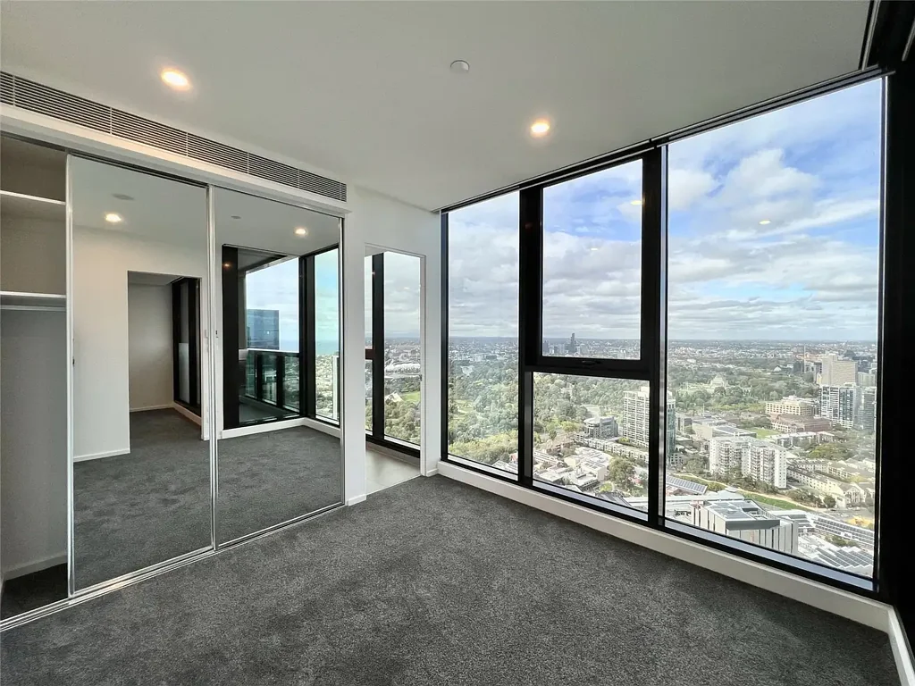 UNFURNISHED MAGNIFICENT CORNER THREE BEDROOM APARTMENT LOCATED IN HEART OF SOUTHBANK