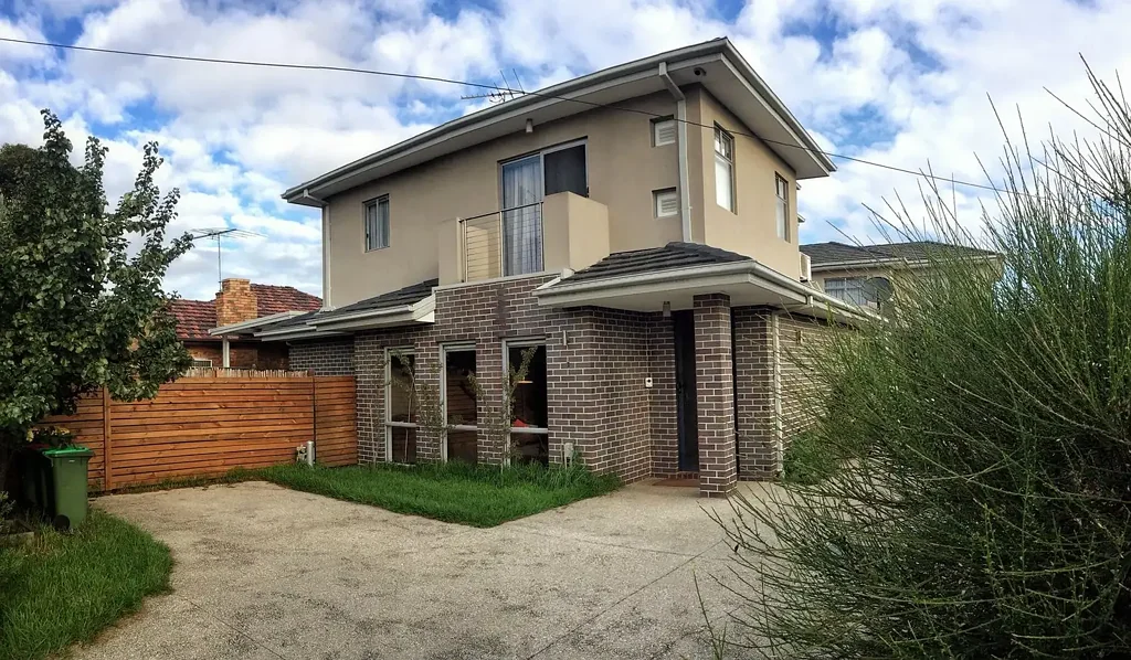 Spacious Modern 3 Bedroom Townhouse With Heating & Cooling