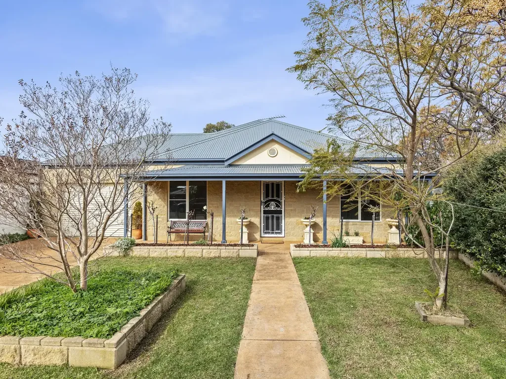 Point Lonsdale 4 Bedroom Family Living with a Flexible Self-Contained Studio