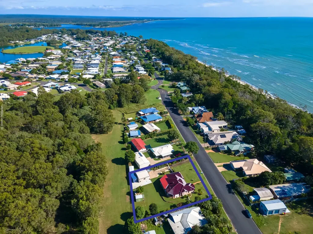 Toogoom 3Kwarto Almost Half An Acre Opposite The Beach — A Truly Rare Find!