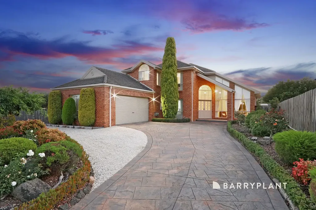 Rowville 4房 宽敞地块 双层住宅 多代空间 高耸斜顶 开放式厨房 Chef oven 步入式储藏 主套房阳台 按摩浴缸 前后花园 管道供暖 真空吸尘器 步行学区 商圈便捷 蓝筹地段 A Landmark Family Residence in a Blue-Chip Pocket on 965m2