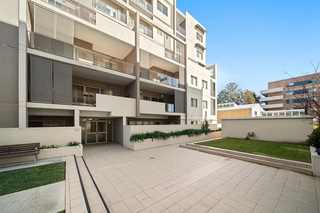 Campbelltown 2Habitaciones Spacious Split-Level Apartment with Low-Maintenance Appeal
