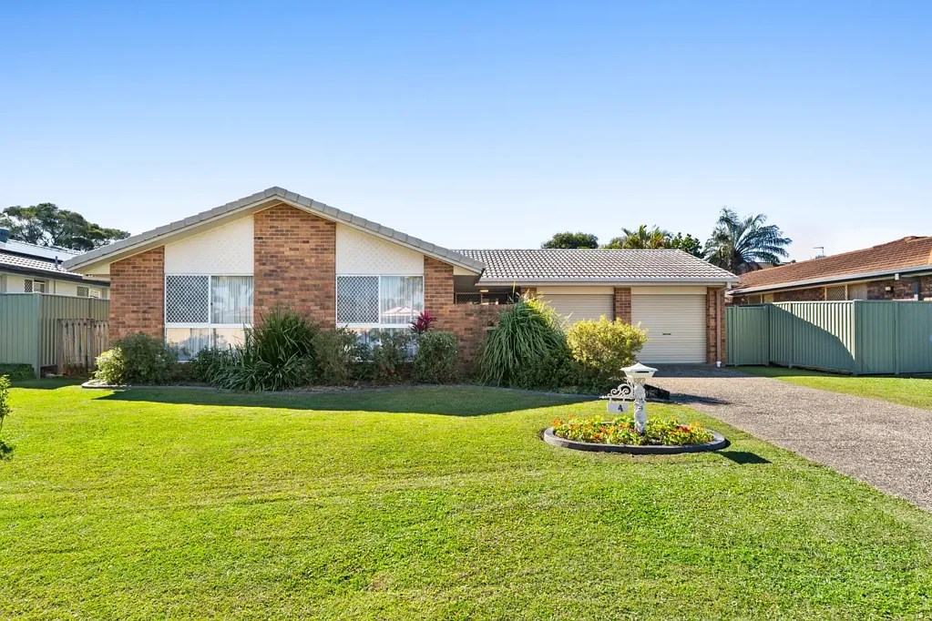 Varsity Lakes 4房  First Time Offered in Over 25 Years - Tightly Held Family Home with Endless Potential