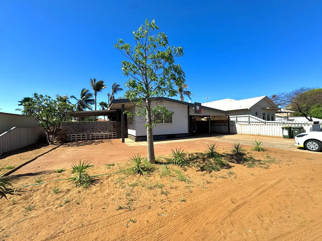 FAMILY HOME WITH 3 PHASE POWERED WORKSHOP
