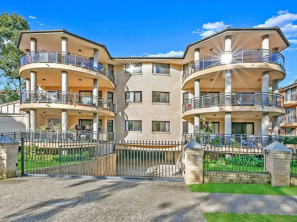 Wentworthville 2房 中心地带便利 2卧宽敞 主卧带柜 浴室带浴缸 现代厨房 新墙新地 私人阳台 安全停车 Low-maintenance Living
