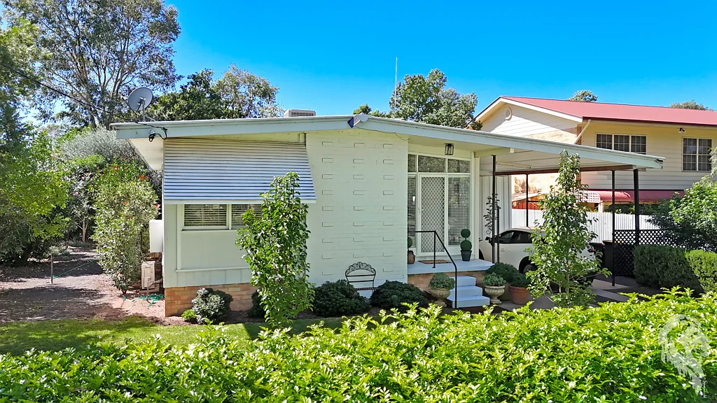 Wee Waa 3Kwarto PRIVATE AND INVITING RENOVATED HOME IN WEE WAA WITH BEAUTIFUL GARDENS