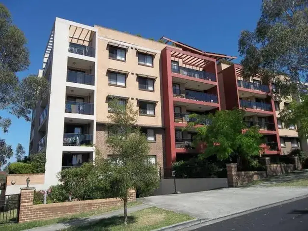 2BR/2 bath Unit, secure parking, lift. AC, gas, MBIRs, NBN. No carpet! Walk to train