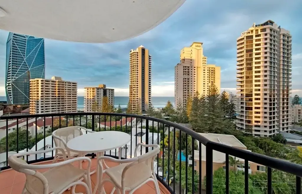 SKYLINE VIEWS & OCEAN GLIMPSES