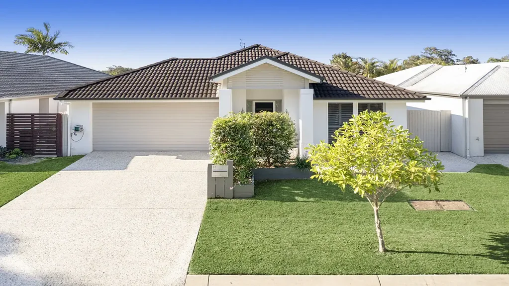 Short term rental - Stunning 4 bedroom home with ducted air conditioning and sparkling spa!