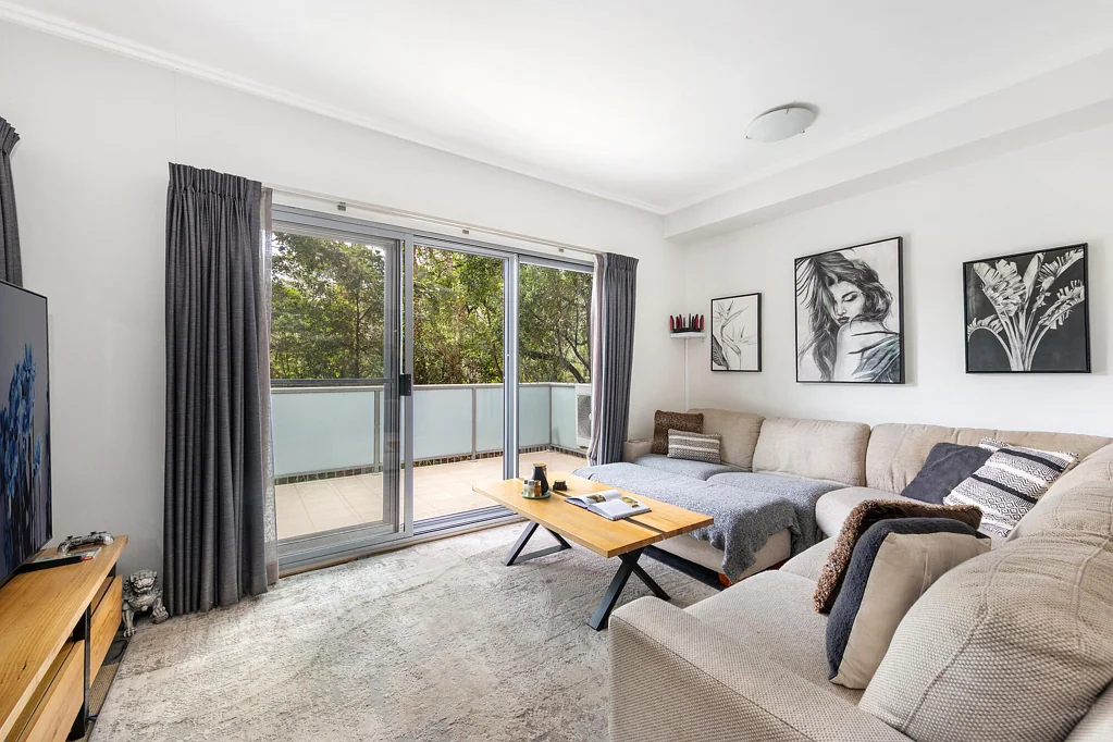 Wahroonga 1房 低层双砖公寓 高墙私密露台 石材燃气厨房 宽敞卧室全瓷砖 宠物友好社区 步行Wahroonga村 近公交火车站 A setting that excites, exceptional space indoors and out