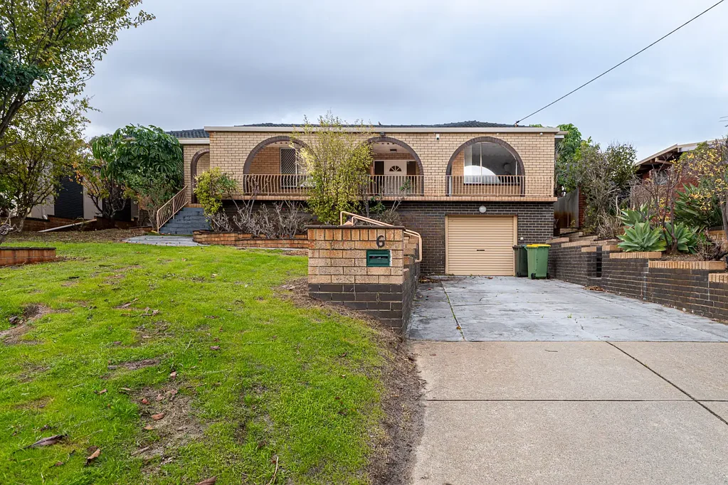 Spacious family living in ideal location !!!