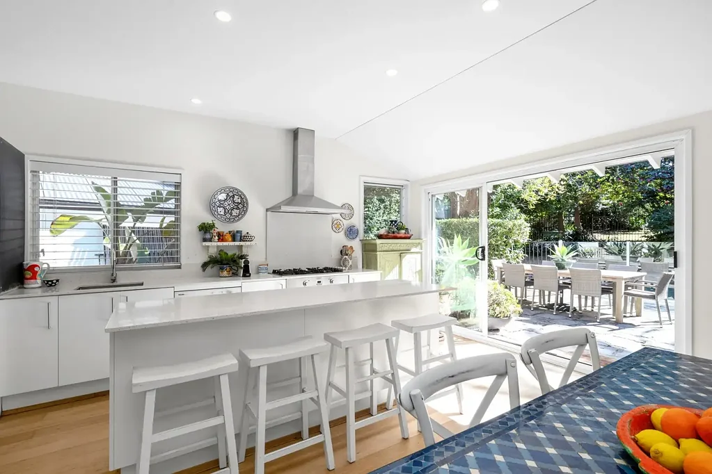 "The Sanctuary" 4 bedroom family home with pool, gardens & f