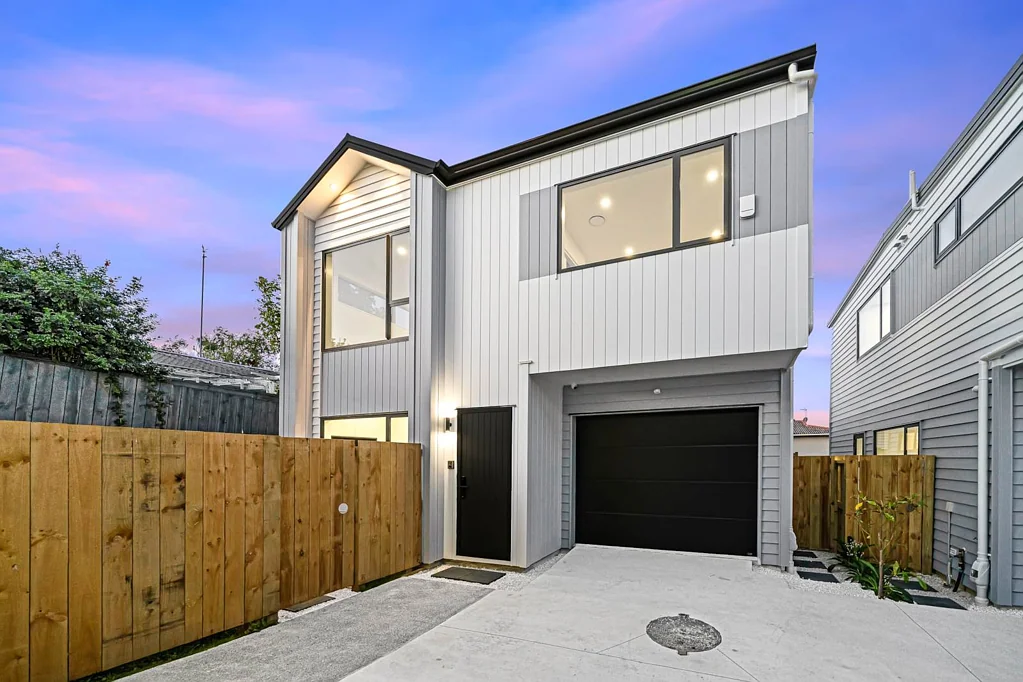 Botany Downs 4房 现代生活体验 167平米独立两层 4卧2卫阳台 宁静Botany Downs 步行至商场学校 社区友好便利 完美家庭避风港。 Modern Standalone Living in Prime Botany Downs!