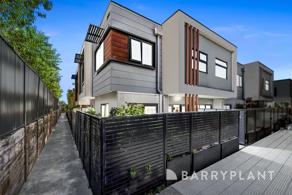 Braybrook 3房 安静死路尽头 优越社区位置 河畔便捷生活 现代三层设计 开放式起居区 时尚石材厨房 低维护景观庭院 主卧独立套间 全屋冷暖系统 双安全停车位 Stylish Three-Level Townhouse Living on the Edge of the Maribyrnong