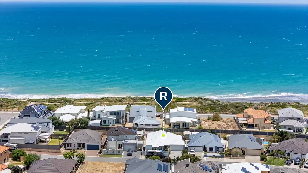 Halls Head 4房  Exceptional Design, Poolside Entertaining and Family Comfort Just Steps from the Beach