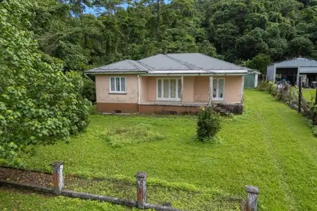 Babinda 3Moenga CLASSIC HOME WITH CREEK - RENOVATIONS REQUIRED