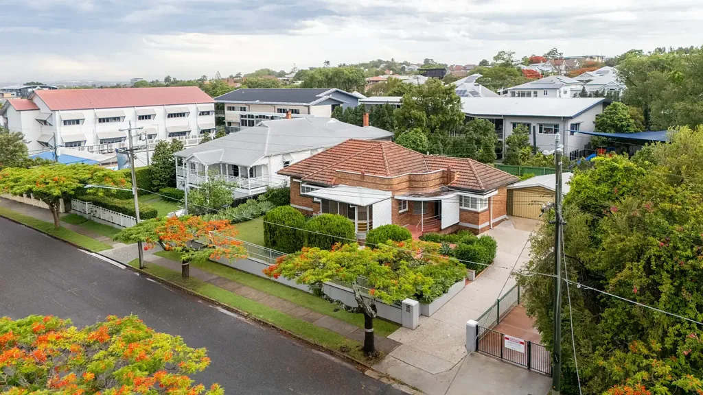 Clayfield 3房 布里斯班建筑师设计 1938年经典 保存完好 装饰艺术细节 流线型现代主义 铅玻璃门 双车位车库 阳光阳台 低维护费用 Architect-Designed 1938 Art Deco / Streamline Moderne Residence - A Rare Clayfield Icon!