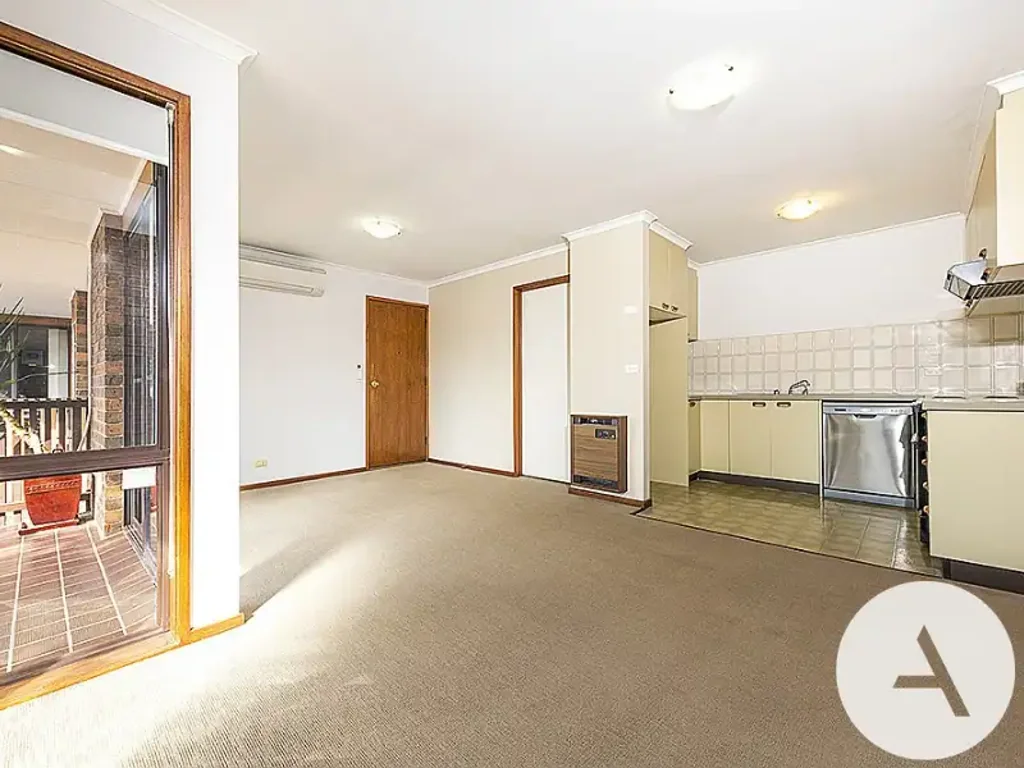 Townhouse in the heart of Phillip!