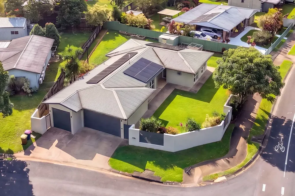 Kanimbla 4Zimmer Ultimate Family Living - 3 Bay Garage + Side Access on Huge 807m² Block