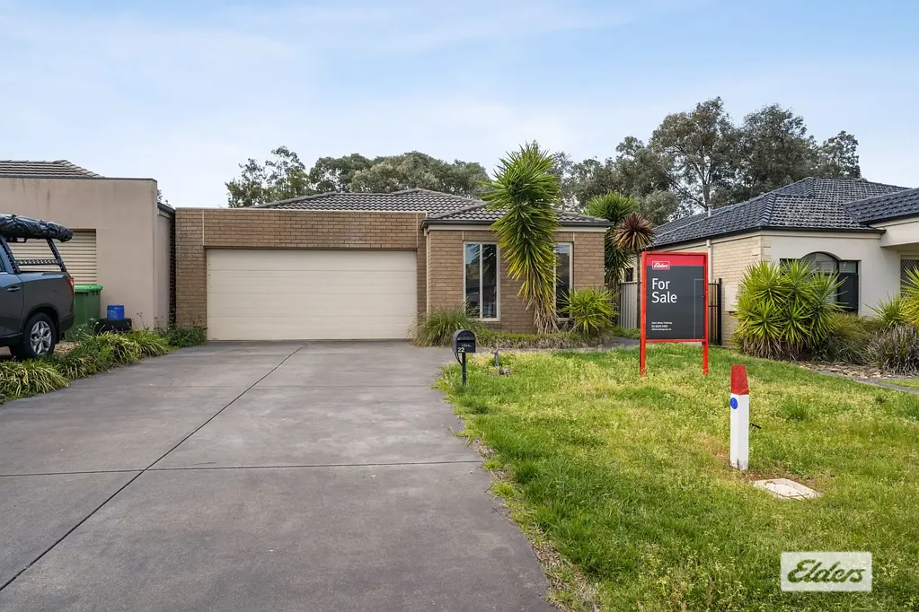 Golf Course Living: Bright, Spacious, and Great Position