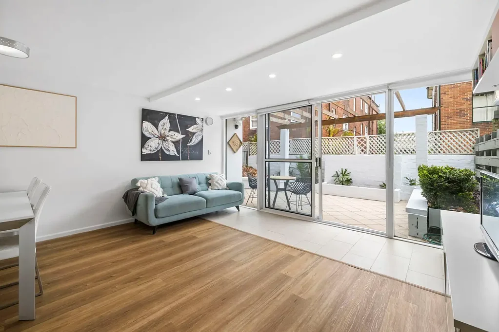 Glebe 3房 朝北宽敞联排 顶层城市景观 Caesarstone厨房Miele电器 主卧带套间 景观庭院花园 地下安全车库 步行生活便利 Tranquil tri-level residence with private gardens