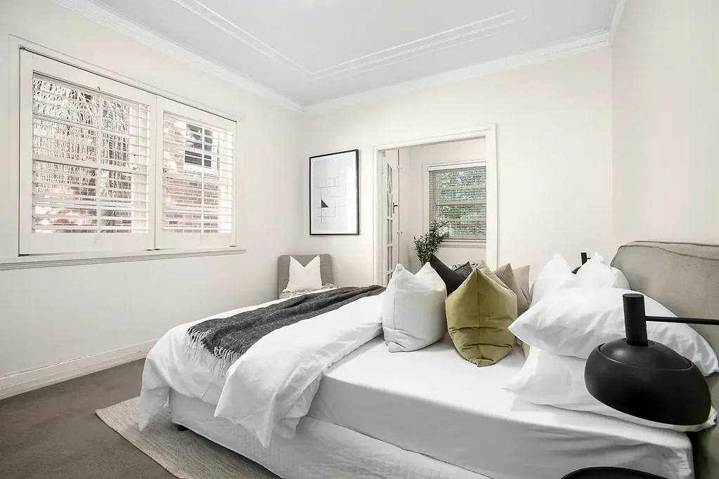 A Peaceful And Private Top Floor Art Deco Retreat