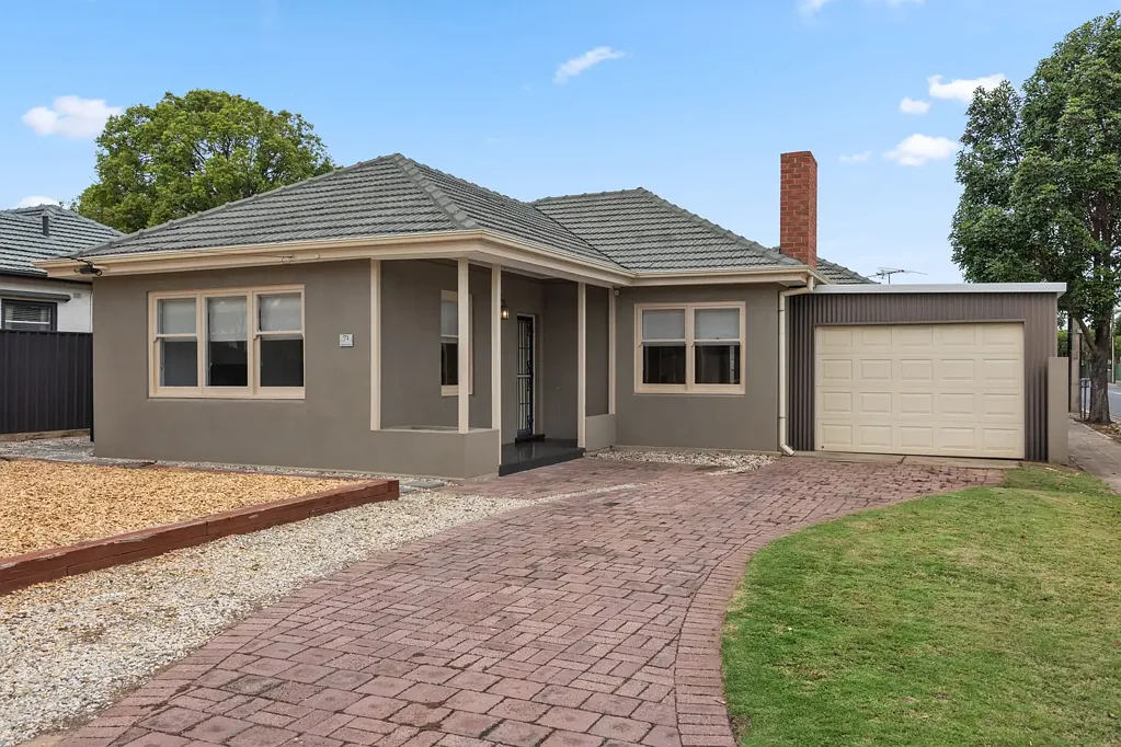 North Plympton 3房  Corner Block Charm with Flexible Family Living.