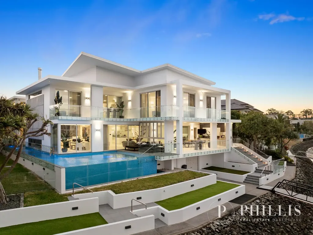 Hope Island 5ਬੈੱਡਰੂਮ North Facing Waterfront mansion, commercial-grade engineering & construction. 
One of Australias largest private marinas
