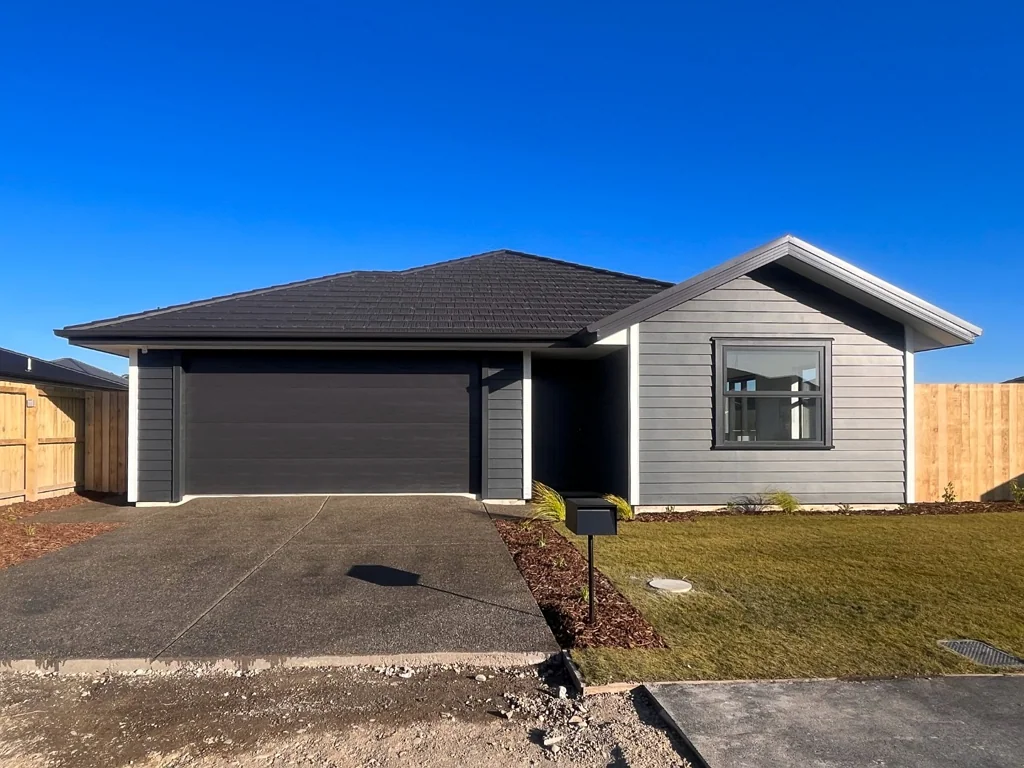 Kennedy's Green modern and sunny 4 bedroom!