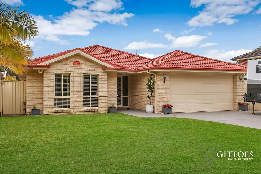Green Point 5房  Single-Level Living with Multiple Entertaining Spaces & In-Ground Pool