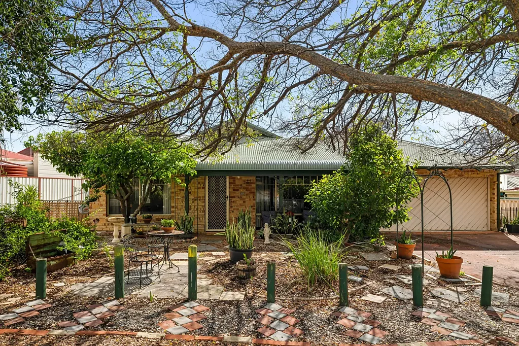 Jane Brook 4Moenga FAMILY LIVING SORTED