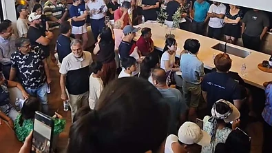 血拼！200人挤爆拍卖场，澳洲“风水豪宅”创纪录成交！华人中介：现场一度失控！