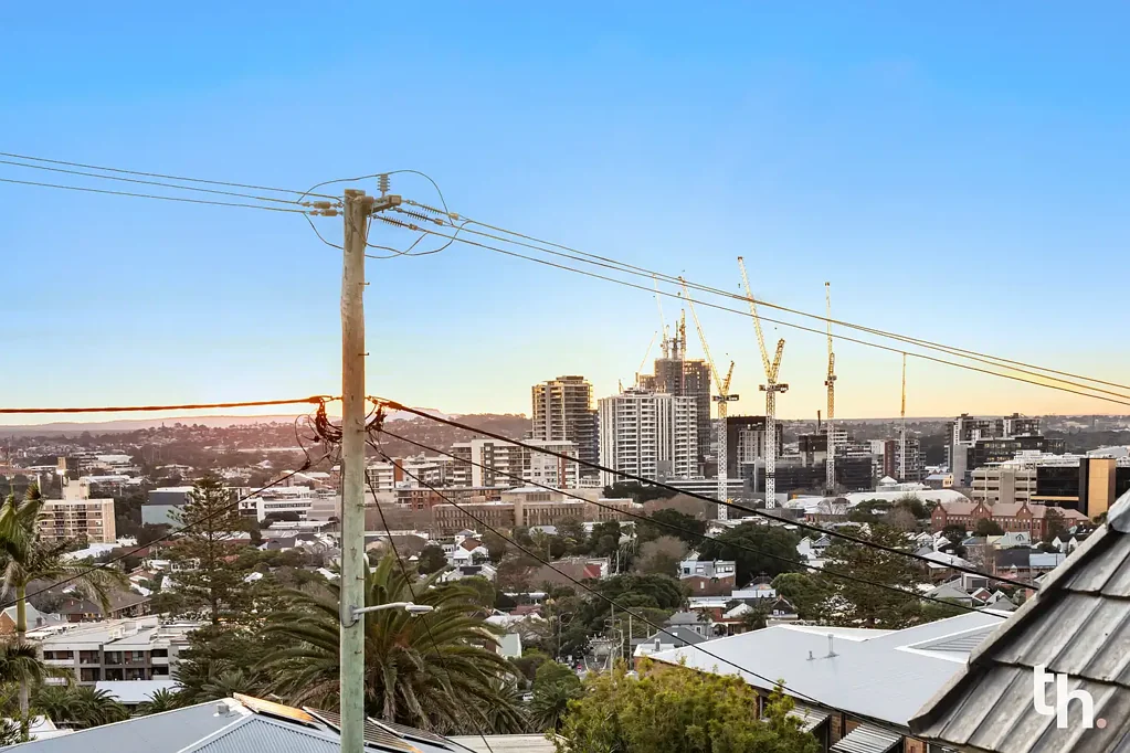 The Hill 1Moenga Renovated One-Bedder with City Views and Coastal Postcode
