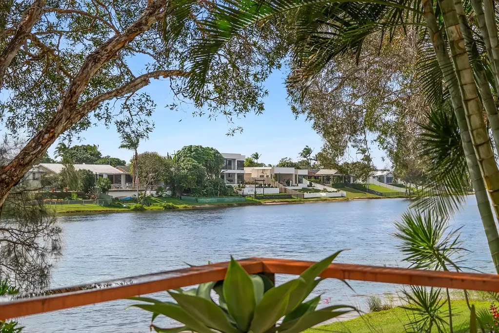 Burleigh Waters 2બેડરૂમ East to wide water!! Ground floor and great location!!