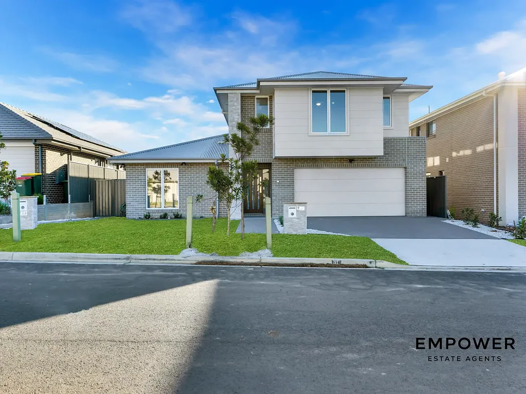 Spacious Family Retreat with Modern Kitchen and Convenient access to local amenities | Figtree Hill