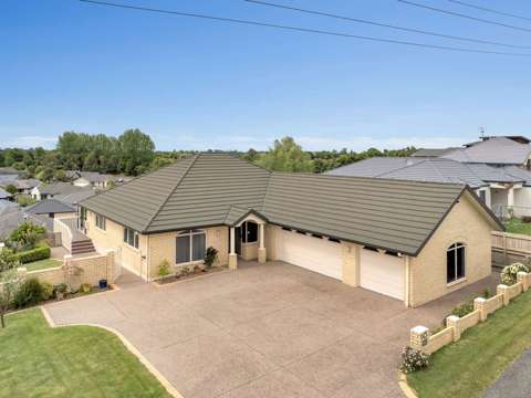 Rototuna 4房  4-Bedroom, 3 Car Garaging & A View!