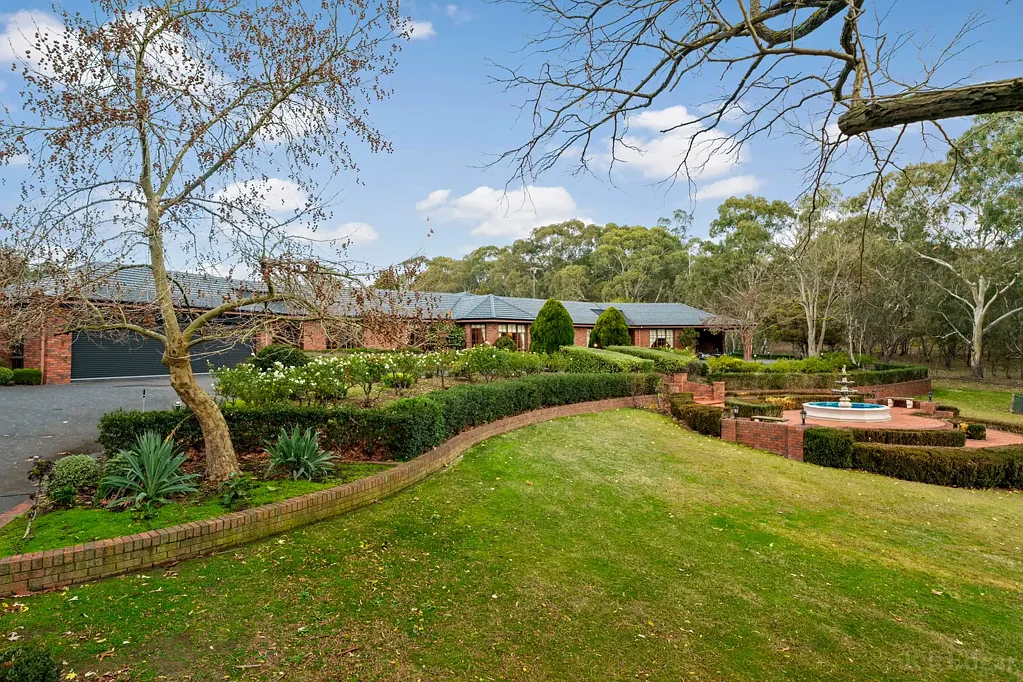 Lower Plenty 4chambre Picture-Perfect Family Living 5-Acre (approx.) Estate