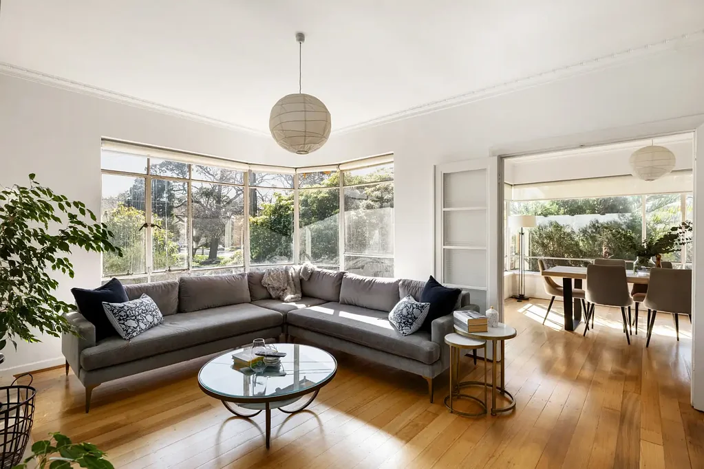 Brighton 2બેડરૂમ Beachside Prestige with an Opportunity to Make It Your Own