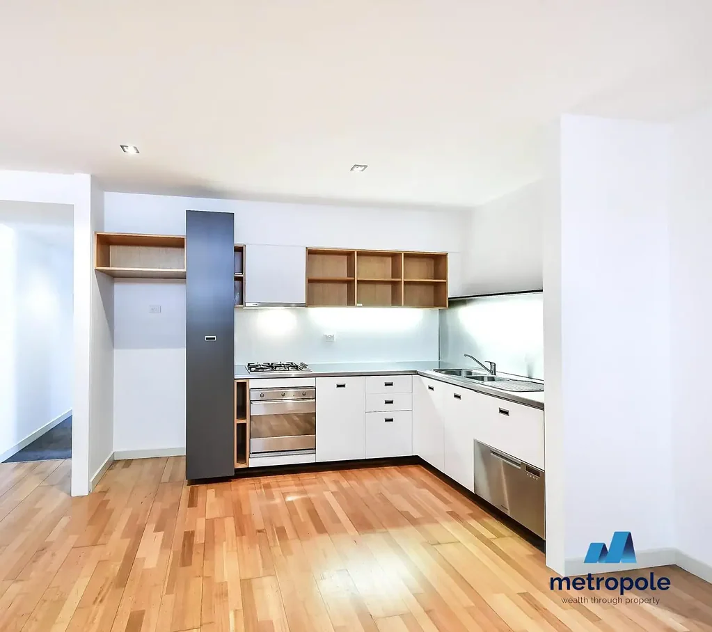 TWO BEDROOM STYLISH APARTMENT IN CENTRAL ST KILDA